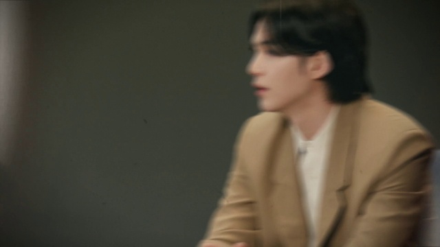 Video Reference: Chin, Flash photography, Jaw, Dress shirt, Sleeve, Gesture, Collar, Blazer, Formal wear, Event