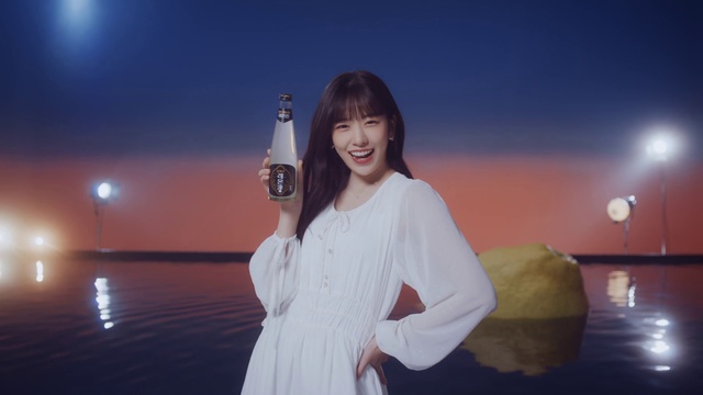 Video Reference: Smile, Flash photography, Human body, Gesture, Happy, Black hair, Entertainment, Sky, Fun, Leisure