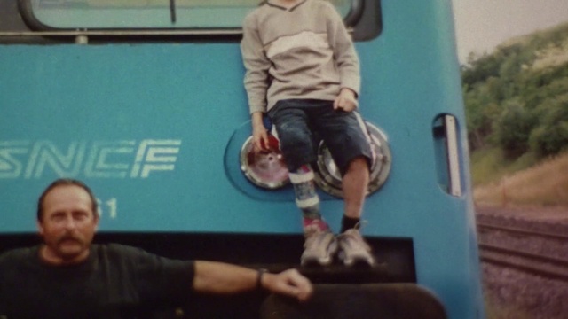 Video Reference: Shorts, Knee, Tree, Thigh, Leisure, Fun, Human leg, Event, Boot, T-shirt