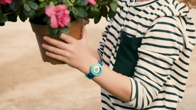 Video Reference: Hand, Flower, Plant, Sleeve, Gesture, Petal, Finger, Flower Arranging, Nail, Thumb