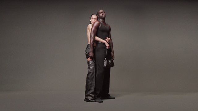 Video Reference: Leg, Flash photography, Gesture, Performing arts, Entertainment, Grey, One-piece garment, Knee, Choreography, Waist