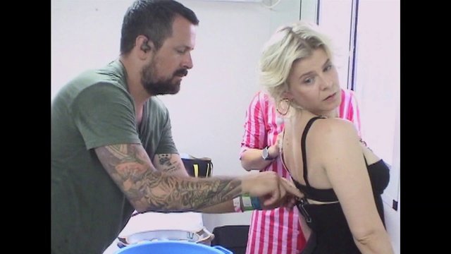 Video Reference: Face, Shirt, Arm, Muscle, Gesture, T-shirt, Tableware, Beard, Plate, Cooking