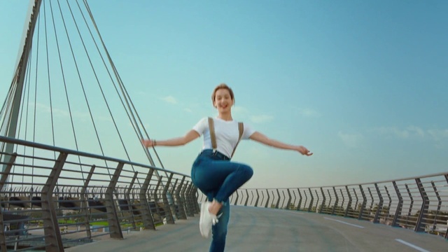 Video Reference: Sky, Smile, Daytime, Flash photography, Happy, Travel, Leisure, Fun, People in nature, Street fashion