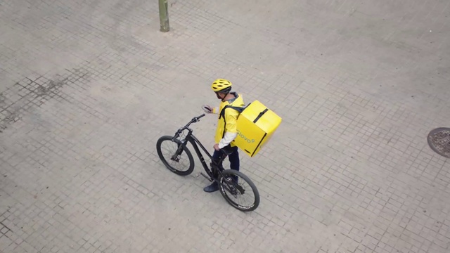 Video Reference: Bicycle, Wheel, Bicycles--Equipment and supplies, Tire, Bicycle wheel, Bicycle frame, Bicycle tire, Bicycle handlebar, Bicycle fork, Bicycle accessory