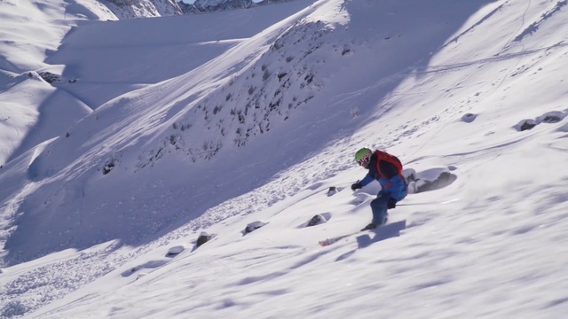 Video Reference: Snow, Mountain, Slope, Goggles, Ice cap, Outdoor recreation, Glacial landform, Sports equipment, Terrain, Winter sport