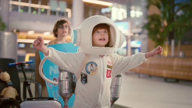 Video Reference: Sleeve, Happy, Gesture, Leisure, Chair, Recreation, T-shirt, Event, Fun, Travel