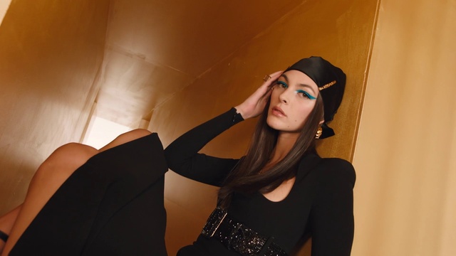 Video Reference: Joint, Lip, Arm, Shoulder, Eye, Eyelash, Lipstick, Flash photography, Neck, Sleeve