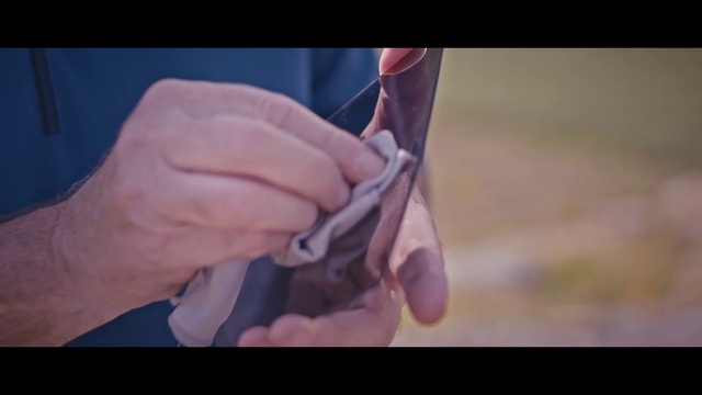 Video Reference: Hand, Human body, Window, Gesture, Finger, Thumb, Wrist, Nail, Sign language, Elbow