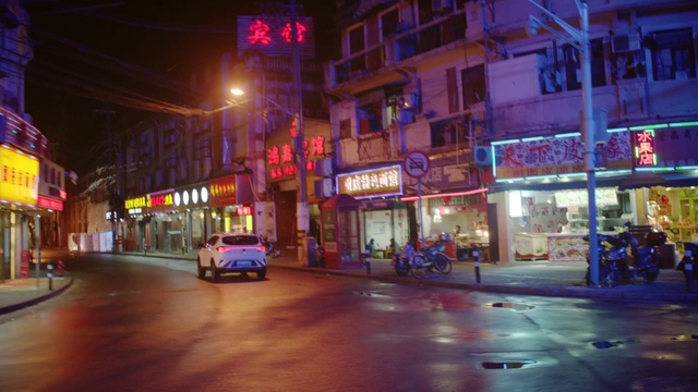 Video Reference: Building, Window, Automotive lighting, Wheel, Vehicle, Car, Road surface, Street light, Neighbourhood, Electricity