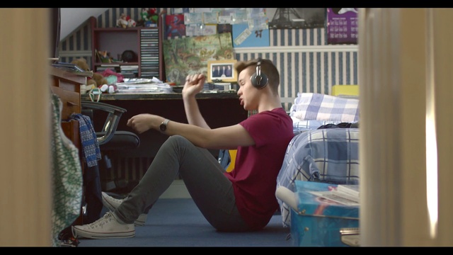 Video Reference: Window, Automotive design, Comfort, Fashion design, Luggage and bags, Chair, Thigh, Knee, Eyewear, Human leg