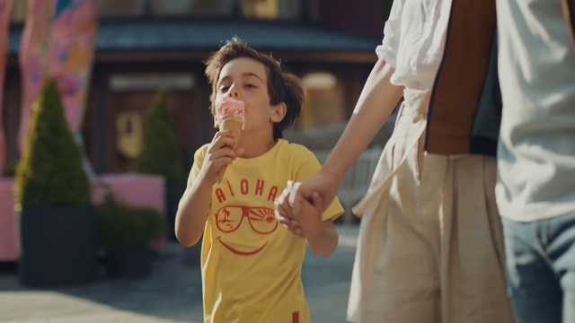 Video Reference: Hand, Arm, Happy, Gesture, T-shirt, Fun, Leisure, Event, Recreation, Child