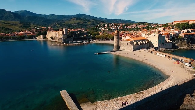 Video Reference: Water, Sky, Water resources, Daytime, Building, Cloud, Azure, Mountain, Coastal and oceanic landforms, Lake