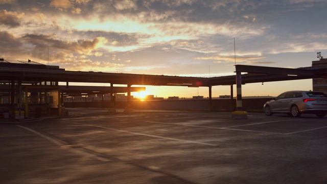 Video Reference: Cloud, Sky, Atmosphere, Afterglow, Dusk, Road surface, Asphalt, Tire, Vehicle, Sunlight