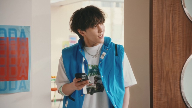 Video Reference: Shoulder, Sleeve, Fashion design, T-shirt, Electric blue, Event, Jewellery, Camera, Necklace, Formal wear