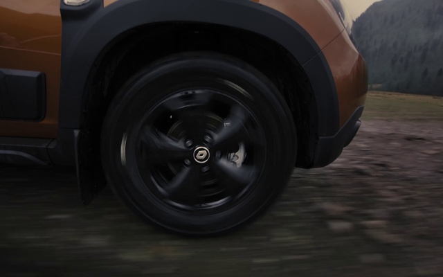 Video Reference: Tire, Wheel, Automotive tire, Vehicle, Automotive lighting, Car, Tread, Automotive design, Hubcap, Hood