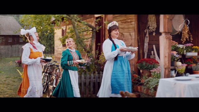 Video Reference: Plant, Dress, Entertainment, Performing arts, Happy, Event, Stage, Formal wear, Tradition, Fun