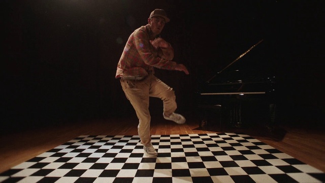 Video Reference: Leg, Black, Entertainment, Flash photography, Performing arts, Flooring, Floor, Performance art, Fun, Event