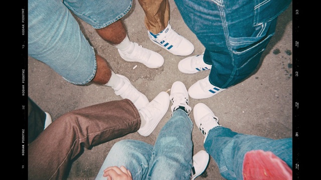 Video Reference: Jeans, Joint, Shoe, White, Blue, Leg, Azure, Black, Knee, Gesture