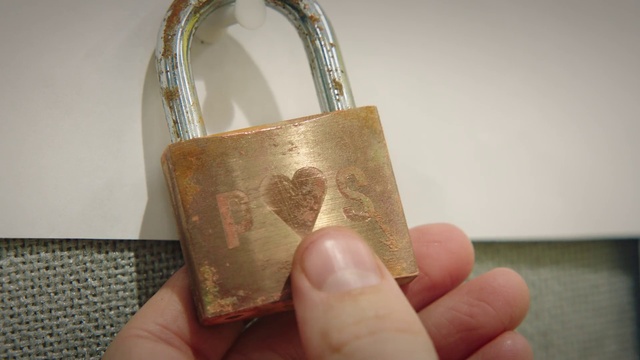 Video Reference: Luggage and bags, Bag, Shoulder bag, Material property, Natural material, Wood, Metal, Strap, Fashion accessory, Electric blue