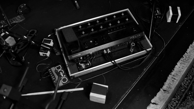 Video Reference: Musical instrument accessory, Audio equipment, Electronic instrument, Musical instrument, Entertainment, Monochrome photography, Monochrome, Event, Metal, Machine