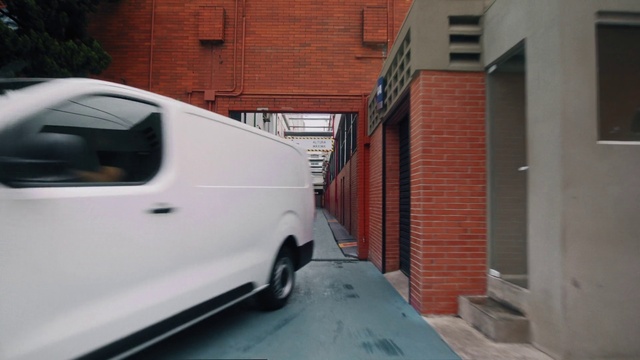 Video Reference: Automotive parking light, Tire, Wheel, Vehicle, Automotive lighting, Automotive tire, Van, Motor vehicle, Car, Building