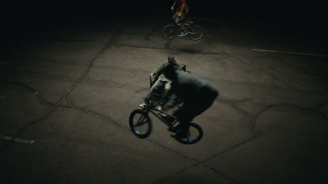 Video Reference: Bicycle, Wheel, Tire, Land vehicle, Bicycle wheel, Bicycle tire, Sports equipment, Crankset, Bicycle accessory, Road surface