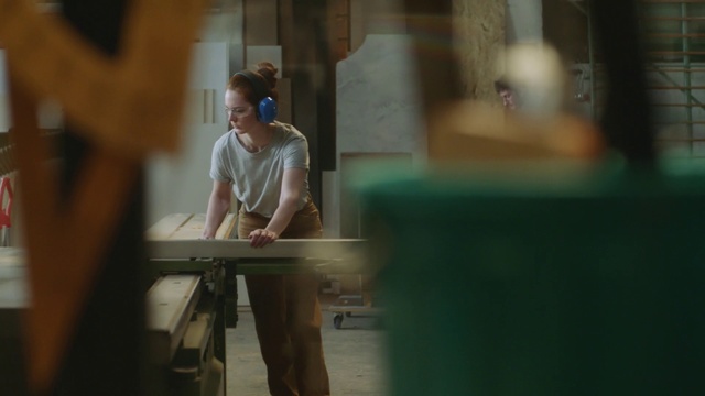 Video Reference: Wood, Table, Eyewear, Leisure, Musician, T-shirt, Fashion design, Sitting, Indoor games and sports, Human leg