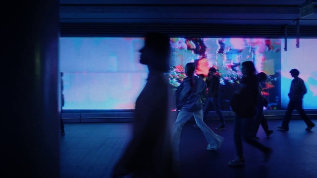 Video Reference: Performing arts, Entertainment, Electric blue, Magenta, Display device, Event, Performance art, Music venue, Leisure, Darkness