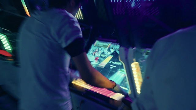 Video Reference: Musician, Purple, Musical instrument, Entertainment, Music, Plant, Violet, T-shirt, Performing arts, Artist