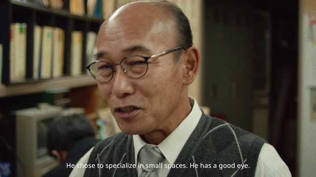 Video Reference: Forehead, Glasses, Chin, Eyebrow, Vision care, Bookcase, Eyewear, Shelf, Dress shirt, Collar