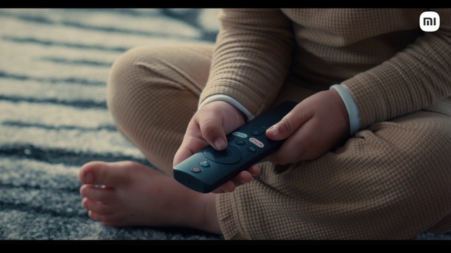 Video Reference: Skin, Comfort, Sleeve, Gesture, Finger, Nail, Thumb, Gadget, Wrist, Communication Device