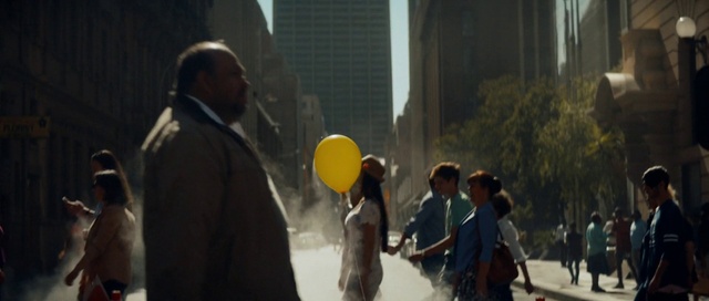 Video Reference: Building, Atmospheric phenomenon, Balloon, Interaction, Morning, Jacket, Fun, City, Event, Crowd