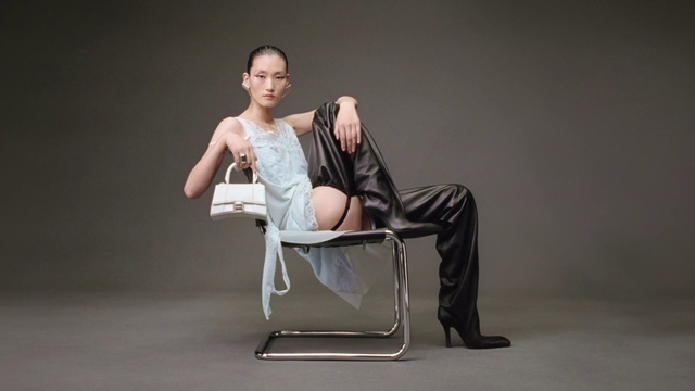 Video Reference: Flash photography, Comfort, Eyewear, Human leg, Knee, Fashion design, Event, Club chair, Sitting, Darkness