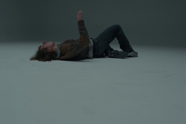 Video Reference: Leg, Human body, Knee, Flash photography, Human leg, Thigh, Freezing, Snow, Wood, Recreation