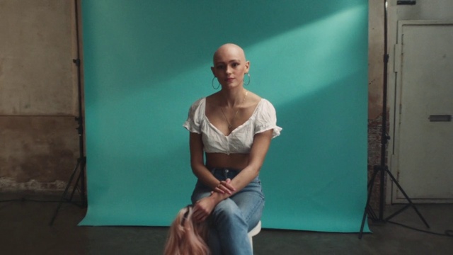 Video Reference: Knee, Flash photography, Elbow, Thigh, Comfort, Event, Human leg, Fun, Electric blue, Sitting