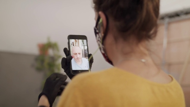 Video Reference: Ear, Eyelash, Vision care, Gesture, Mobile phone, Communication Device, Eyewear, T-shirt, Portable communications device, Electronic device