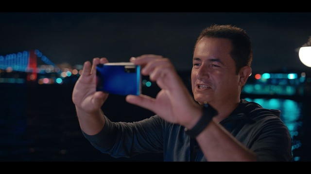 Video Reference: Flash photography, Gesture, Communication Device, Gadget, Electric blue, Event, Entertainment, Wrist, Mobile phone, Fun