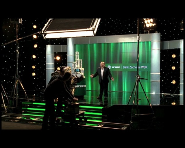 Video Reference: Performing arts, Entertainment, Architecture, Door, Visual effect lighting, Electricity, Music, Performance art, Event, Display device