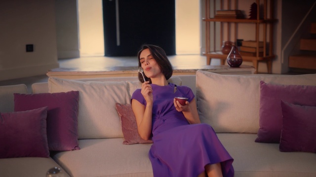 Video Reference: Joint, Smile, Shoulder, Purple, Comfort, Sleeve, Flash photography, Dress, Thigh, Fashion design