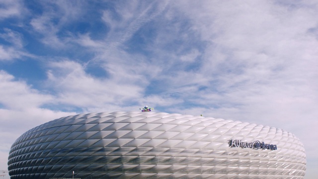 Video Reference: Cloud, Sky, World, Building, Cumulus, Tower block, Dome, Facade, Urban design, Symmetry