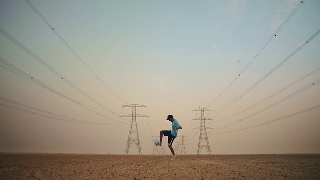 Video Reference: Jeans, Sky, Cloud, Ecoregion, Vertebrate, People in nature, Tree, Electricity, Overhead power line, Happy