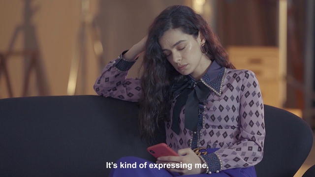 Video Reference: Shoulder, Sleeve, Flash photography, Purple, Gesture, Street fashion, Blazer, Fashion design, Jewellery, Long hair