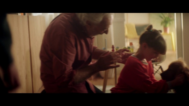 Video Reference: Sleeve, Gesture, Sharing, Happy, T-shirt, Fun, Event, Conversation, Room, Recreation