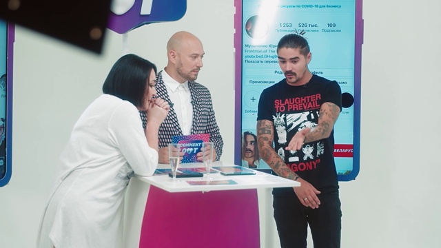 Video Reference: Gadget, Microphone, Event, Electronic device, Stage equipment, Technology, T-shirt, Job, Speech, Employment