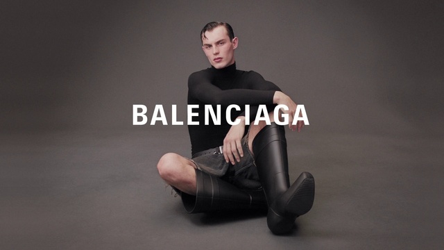 Video Reference: Face, Head, Arm, Shoulder, Leg, Flash photography, Neck, Sleeve, Knee, Grey