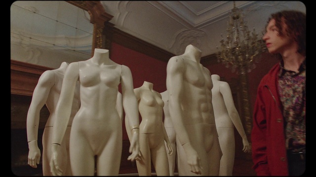Video Reference: Shoulder, Sculpture, Statue, Standing, Mannequin, Art, Chest, Fashion design, Trunk, Retail