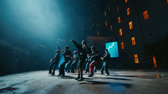 Video Reference: Building, Entertainment, Asphalt, City, Performing arts, Event, Electric blue, Performance art, Fun, Pedestrian