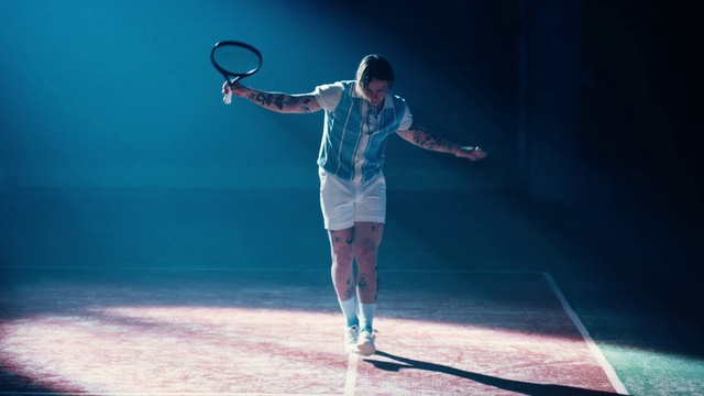 Video Reference: Hand, Arm, Leg, Human body, Dress, Flash photography, Entertainment, Performing arts, Racquet sport, Sports equipment