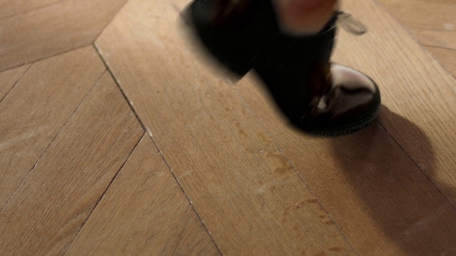 Video Reference: Wood, Flooring, Floor, Hardwood, Laminate flooring, Thigh, Knee, Wood stain, Plank, Human leg