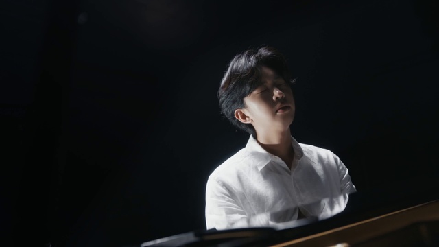 Video Reference: Flash photography, Pianist, Musician, Keyboard, Event, Music, Entertainment, Jazz pianist, Performing arts, T-shirt